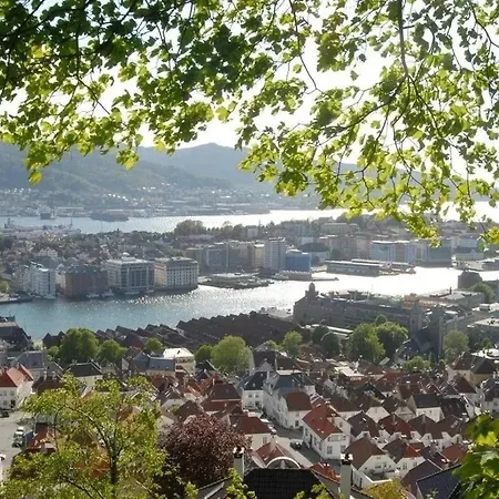 Quartet Bryggen - Quiet And Cozy - Norwegians Minimum Age 25 * ברגן